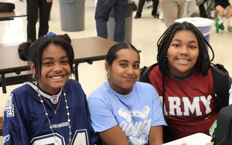 3J9A7453 girls sitting together in the cafeteria